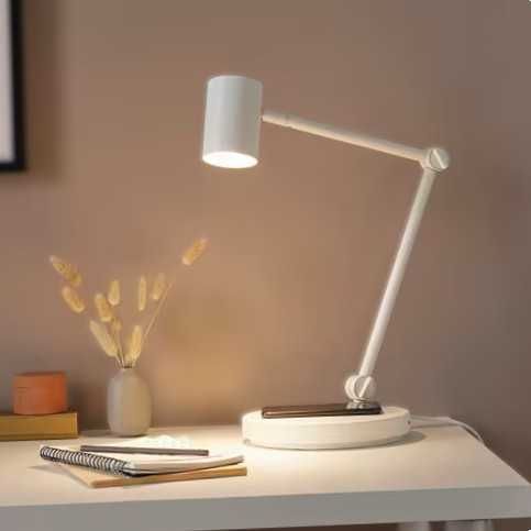 lampa biurkowa z ładowaniem indukcyjnym IKEA z portem USB-C