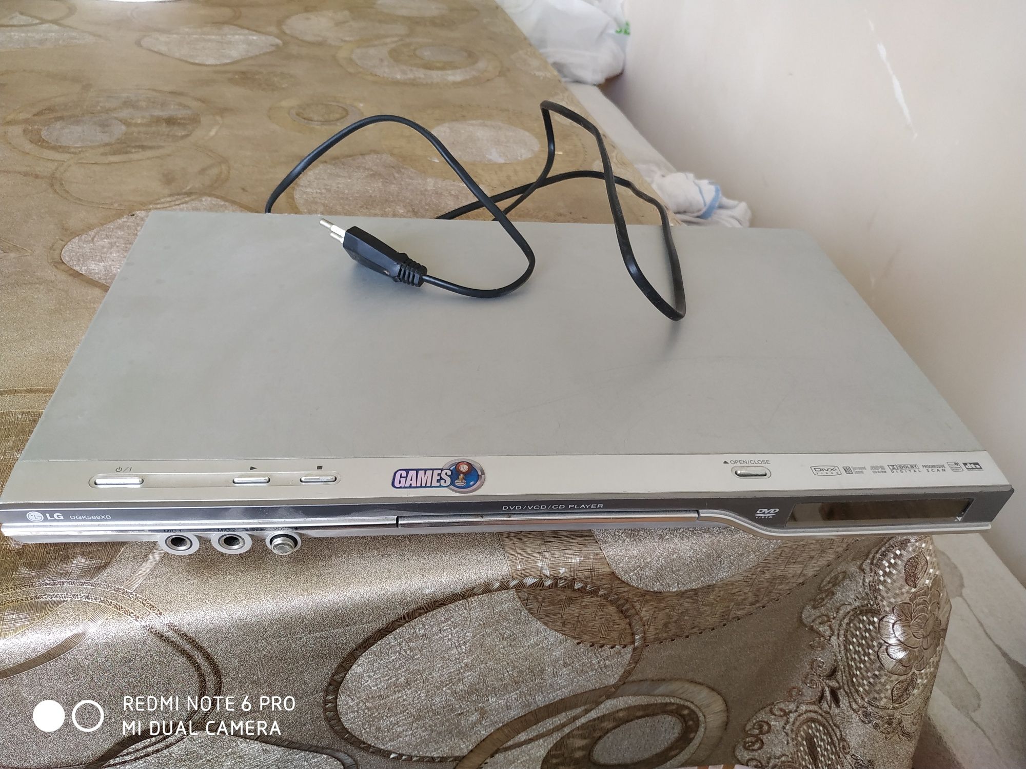 Продам DVD player LG DGK588XB