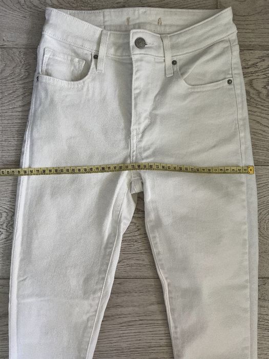 Белые джинсы Levi's