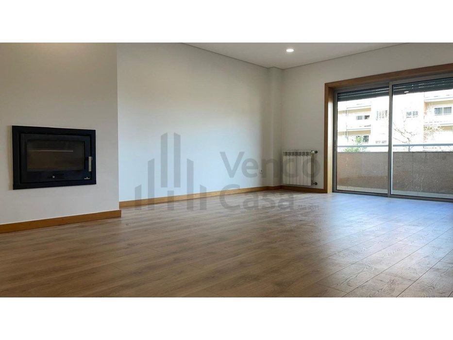 Vende-se T4 - Renovado- Braga Nogueiró