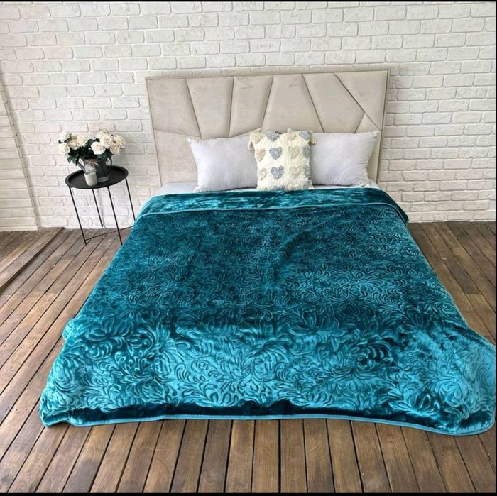 Однотонні пледи Cappone. 210x240. 4 кг. В валізці. Різні кольори.