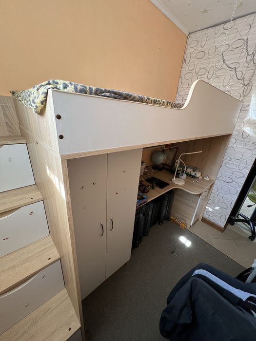 Дитяче ліжко горище з шафою, письмовим столом