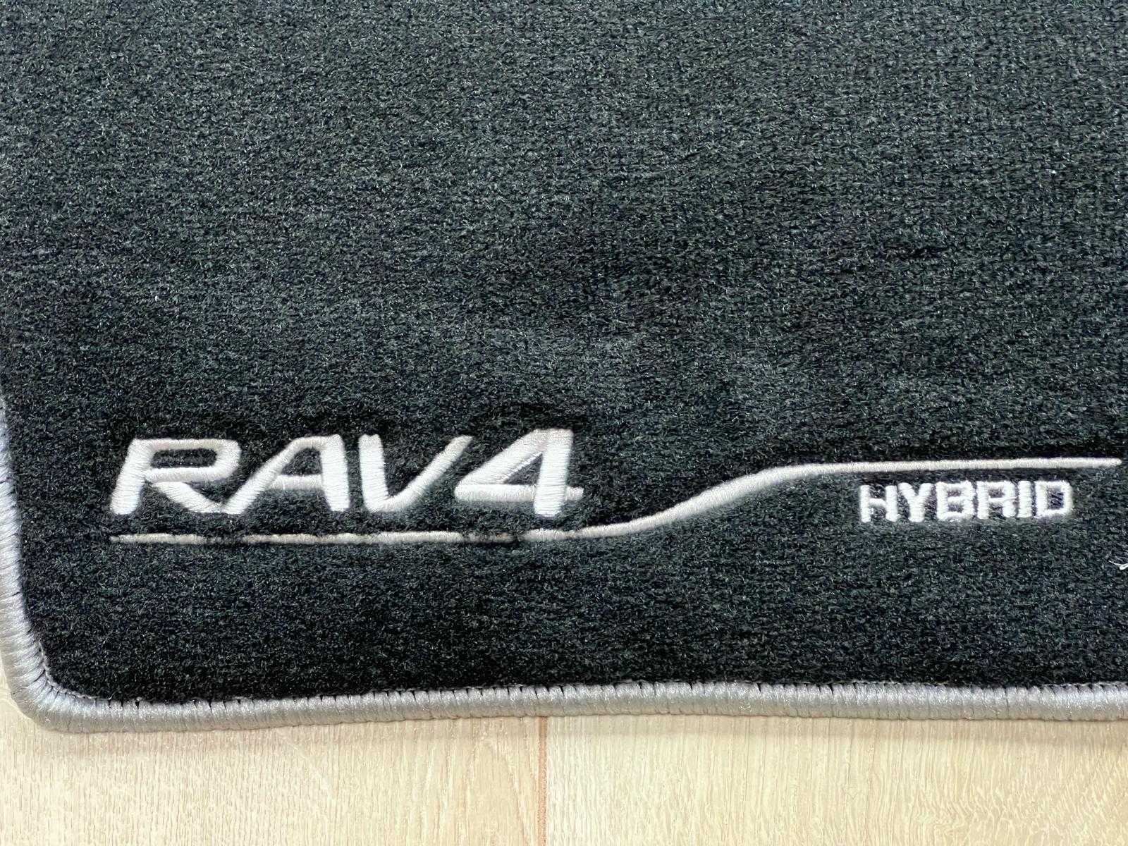 Komplet oryginalnych nowych dywaników do Toyota RAV4