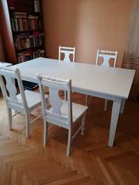 Stół + cztery białe krzesła.