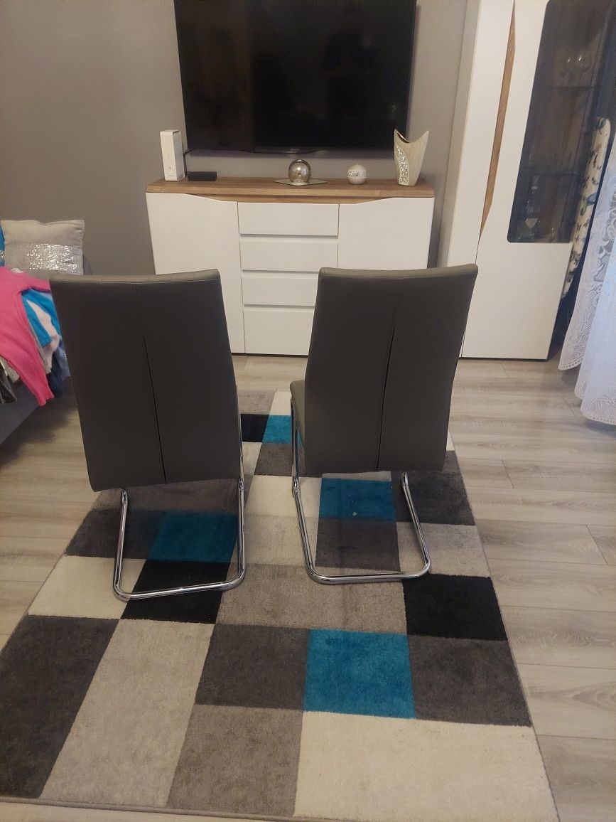 Komplet krzesł jadalnia salon