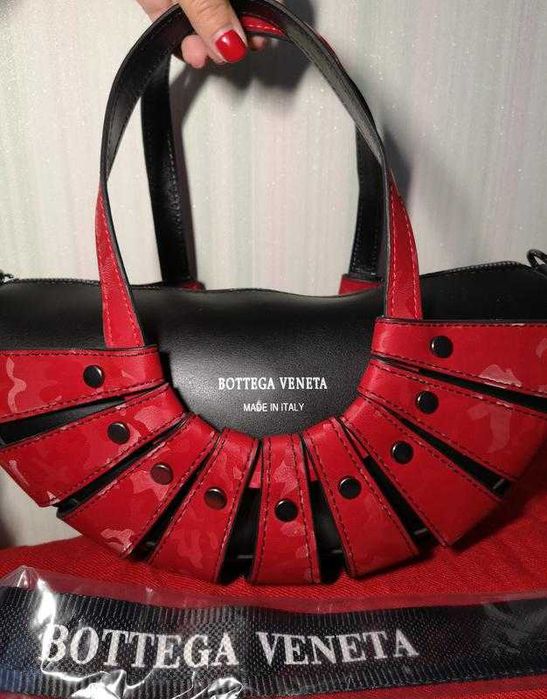 сумка батега с длинной ручкой 2в1 червона -чорна, стильна сумка місяць