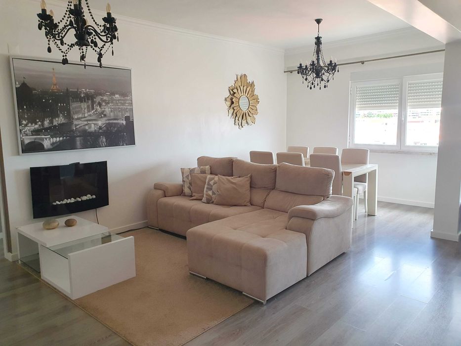 Vendo sofá com chaise longue em tons bege em excelente estado + tapete