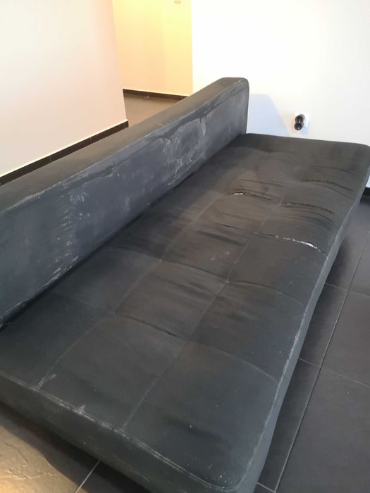 Sofá cama preto usado