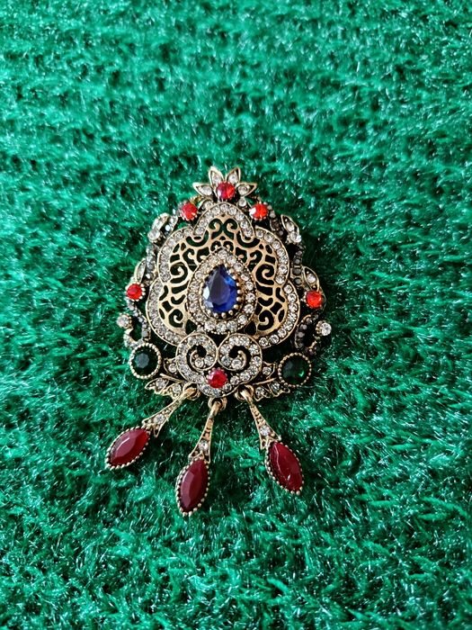 Barokowa broszka z kamieniami