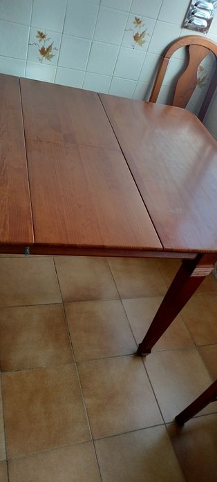 Mesa de madeira extensível com 4 cadeiras