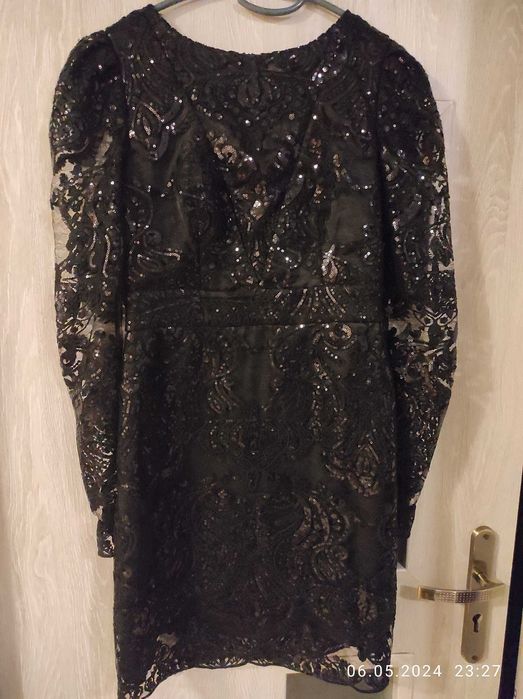 Elegancka błyszcząca mini sukienka z cekinami