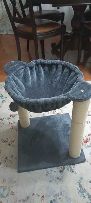 Arranhador com cama de  gatos NOVO
