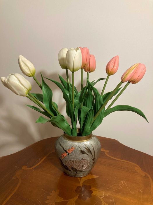 Metalowy wazon dekoracyjny z ważką i kwiatami – 11 cm