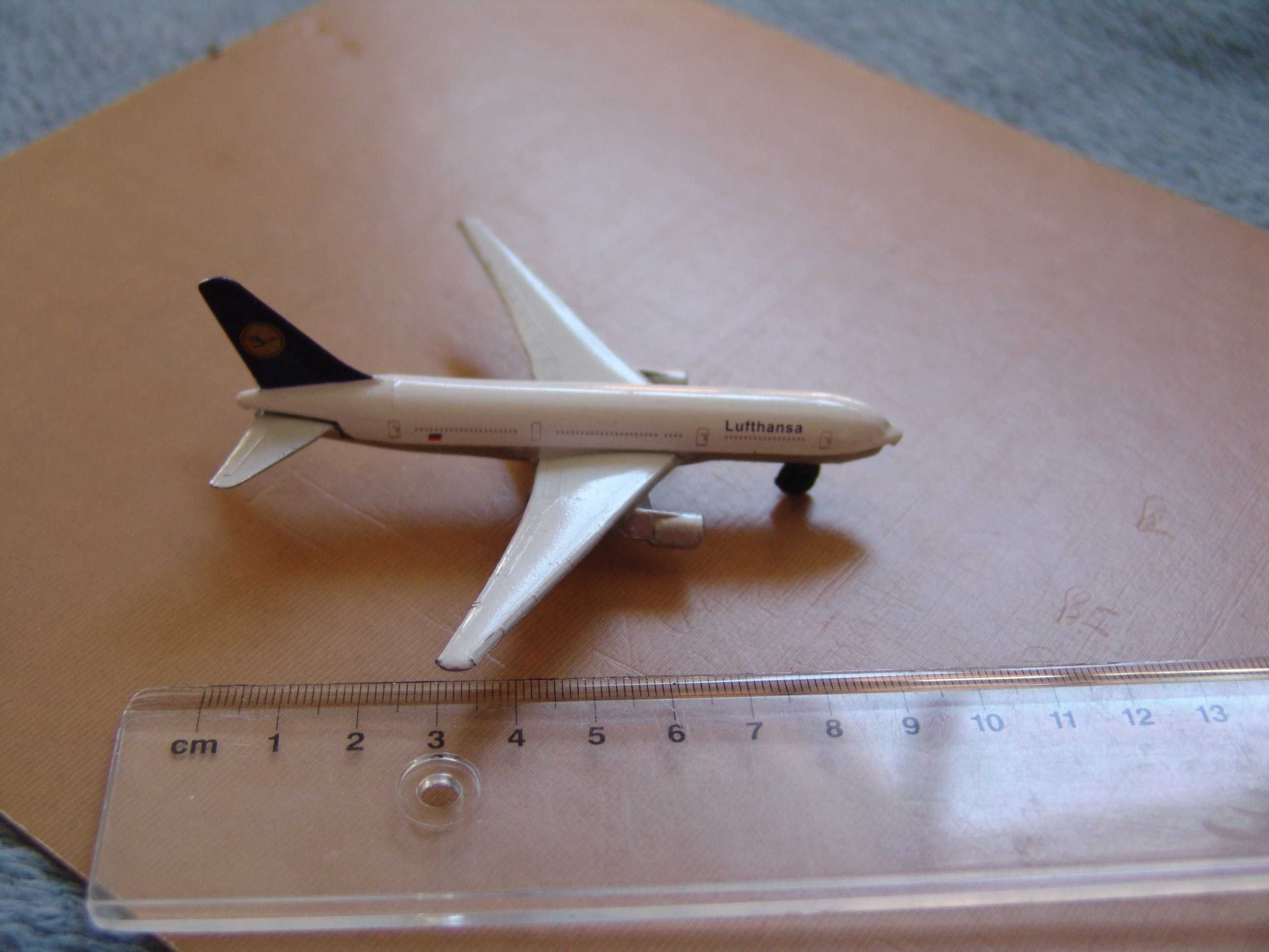 Metalowy model samolotu Boeing 777 w barwach Lufthansy