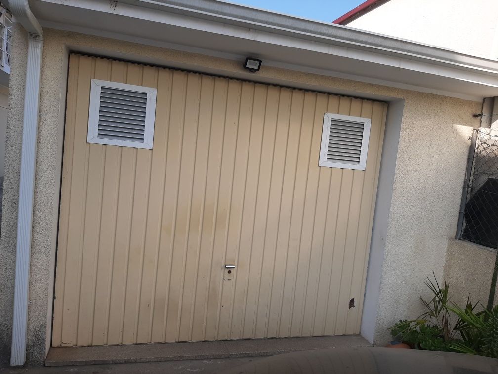 Portão de garagem com ventilação