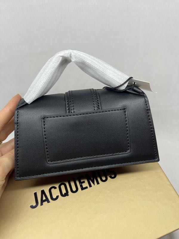 Сумочка jacquemus le bambino mini