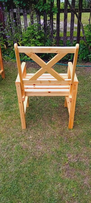 Solidny zestaw mebli ogrodowych wykonanych z drewna świerkowego