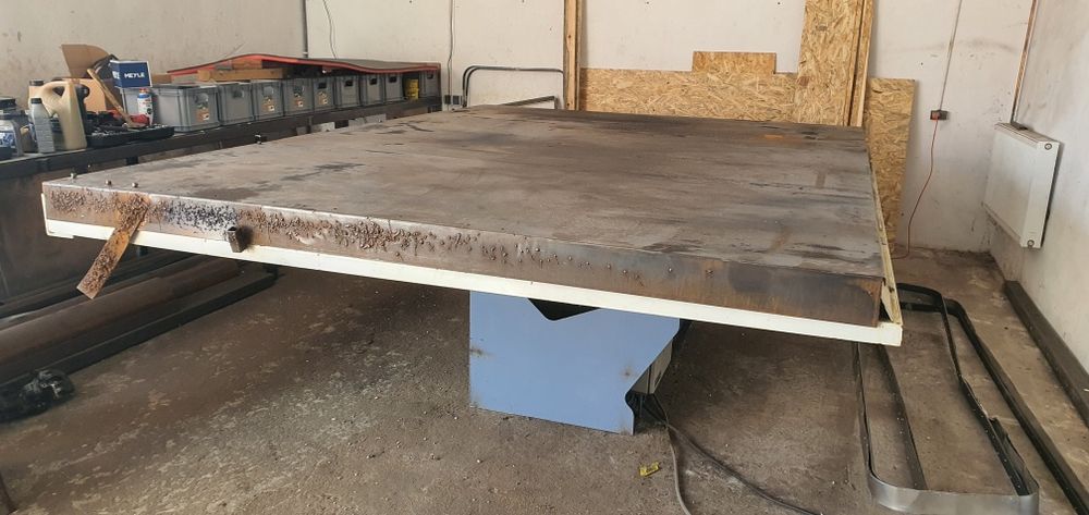 Stol spawalniczy z ruchomym blatem