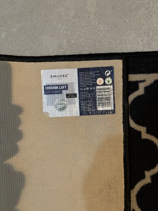 Chodnik. Dywan shaggy jasny z pawiami i brazowy jednolity