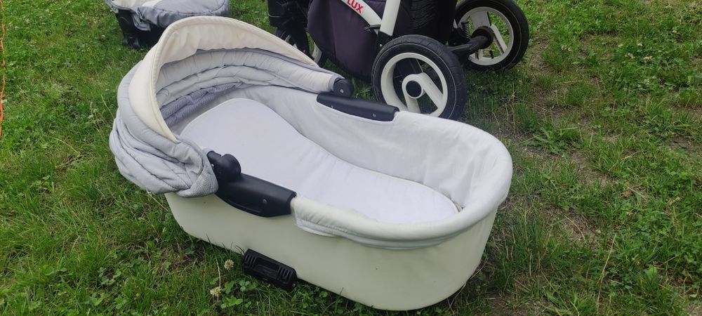 Wózek 3 w 1 z pompowanymi  skrętnymi kolami