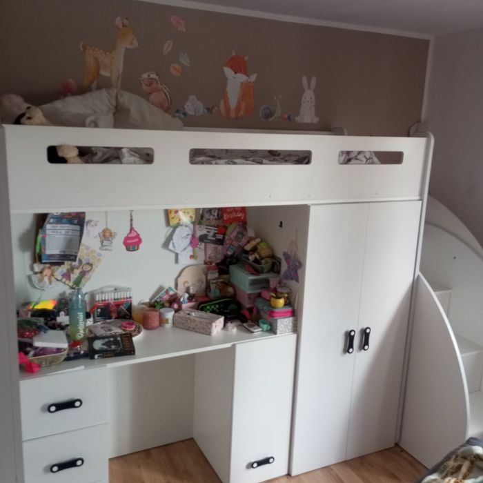 Łóżko piętrowe z biurkiem i szafą