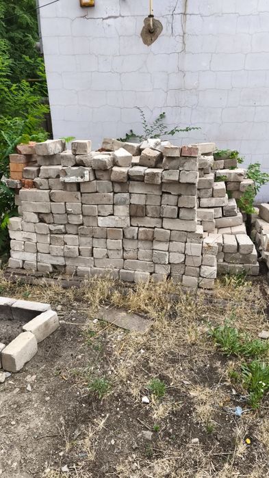 Цегла б/у та сміття будівельне