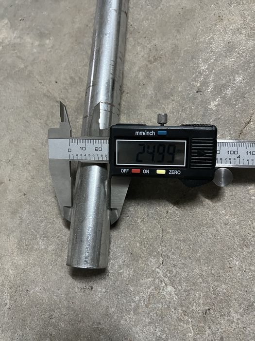 Tubos de metal com rodas