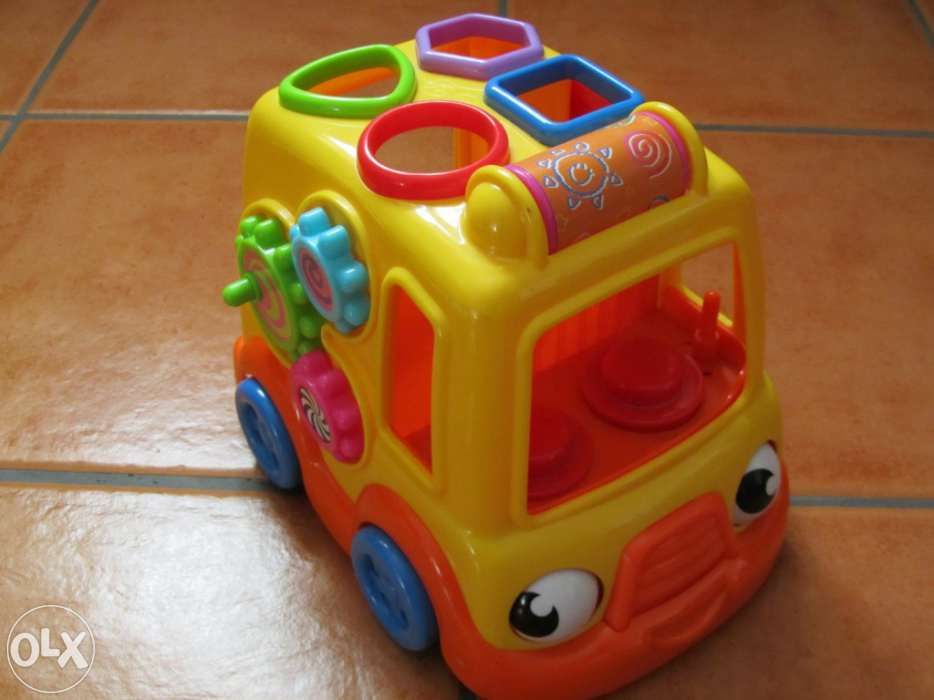 Carro com formas e jogos