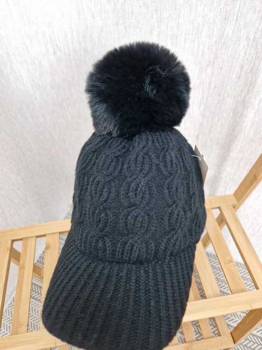 Nowa sweterkowa czapka z daszkiem zimowa kaszkiet pompon