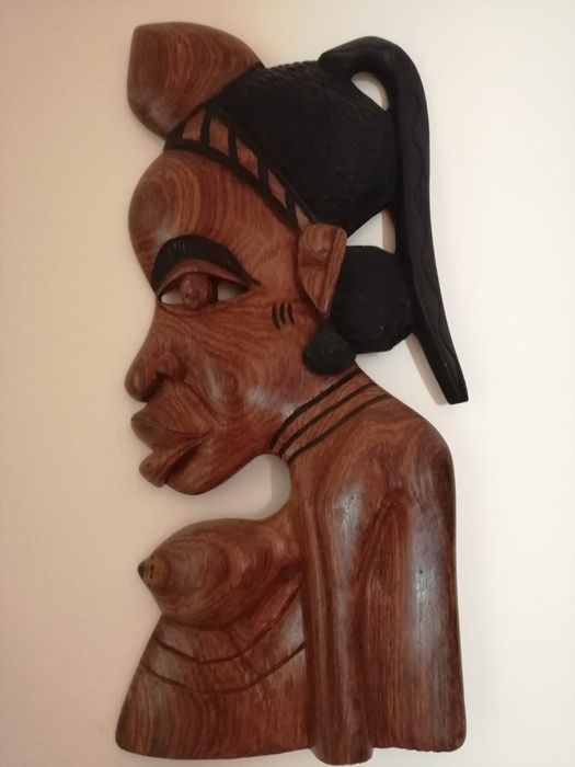 Caras africanas em madeira