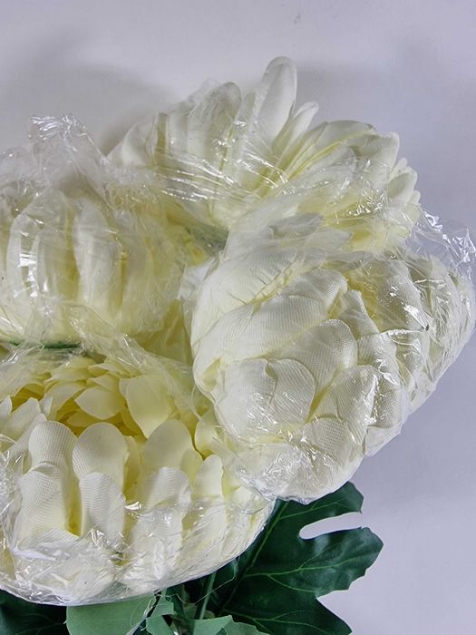 sztuczne chryzantema cmentarz chryzantemy kremowe Wszystkich Świętych