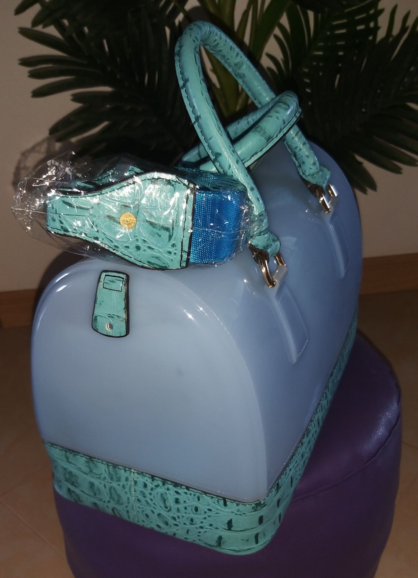 Mala azul transparente inspirada na Furla