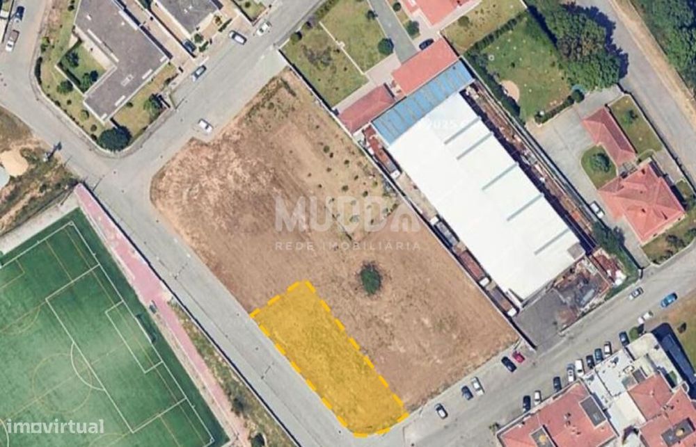 Lote com três frentes em Paços de Brandão
