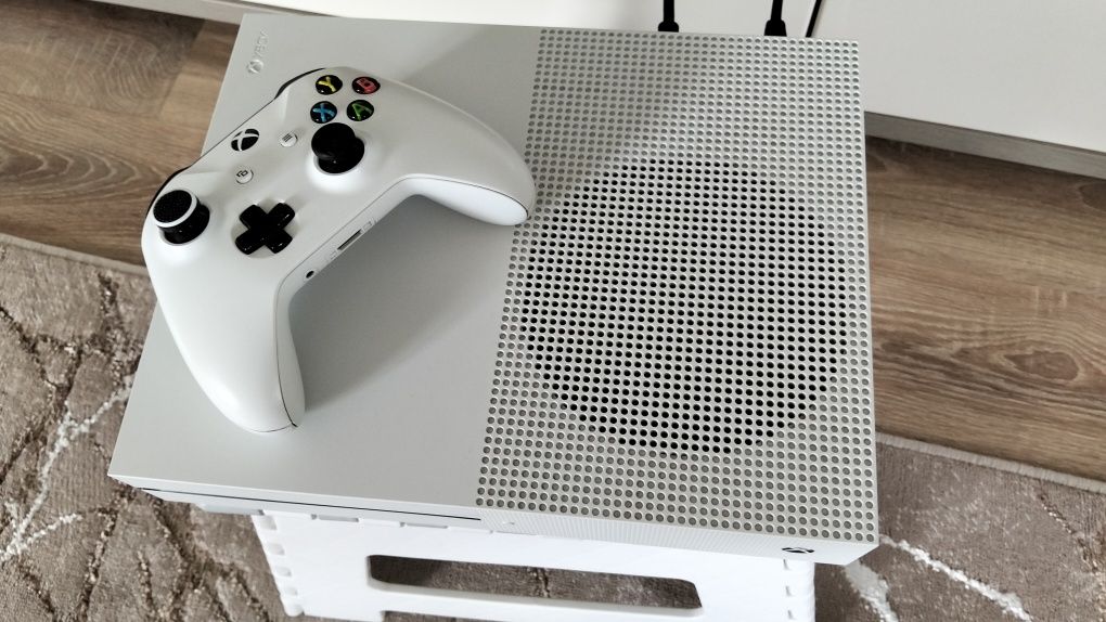 Xbox one S 1tb + pad+ gra FIFA 19