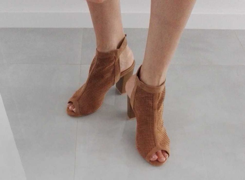 Sandały na słupku r. 40