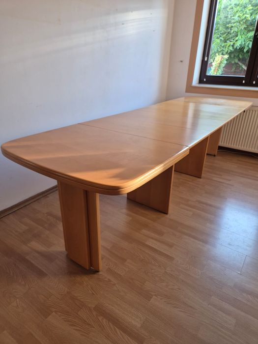 Stół drewniany z krzesłami