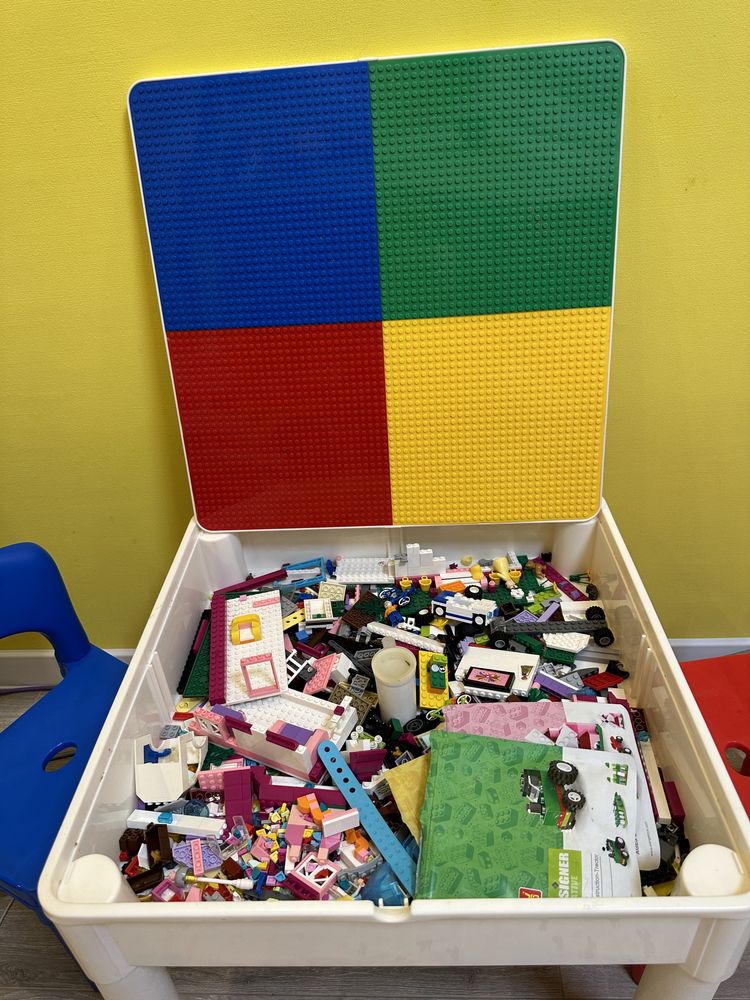 Столик для Лего Lego та два стільчика.
