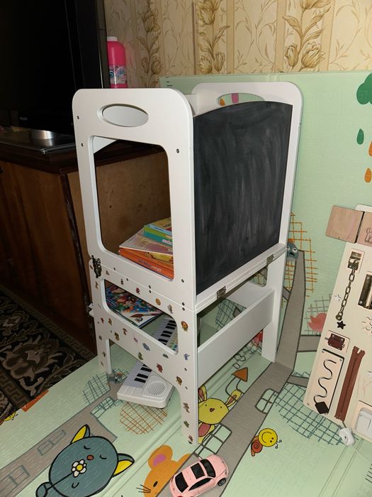 Вежа помічник с доскою для малювання