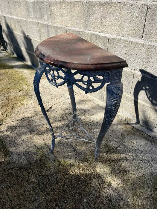 Mesa Pequena de Ferro com Tampo de Mármore Rosa