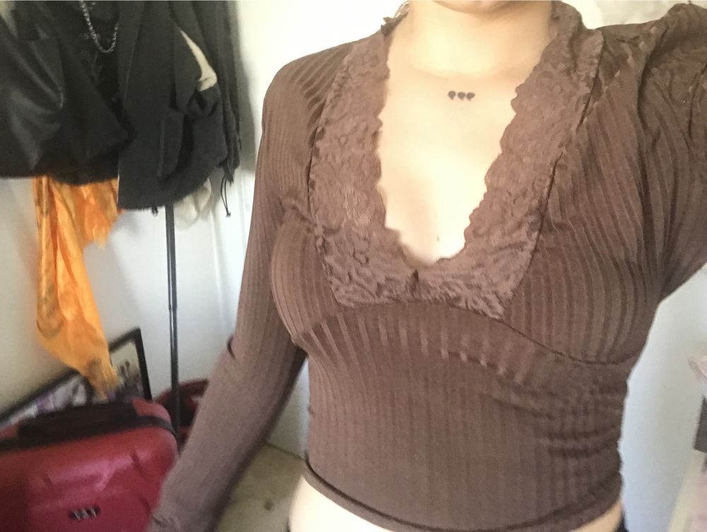 Camisola castanha com renda
