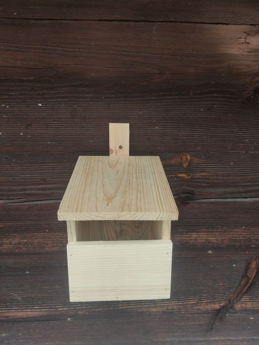 Budka legowa dla ptaków półotwarta