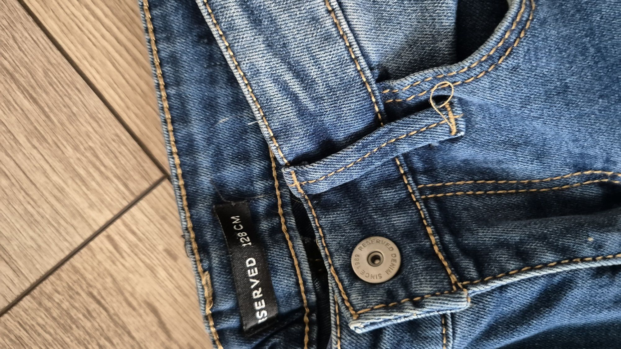 2x spodnie reserved jeans dodatkowo leginsy w prazki rozm 128