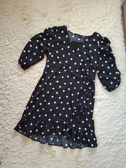 Sliczna sukienka w grochy z koronka i falbanka