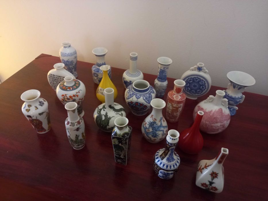 Conjunto de jarras miniatura em porcelana Forart