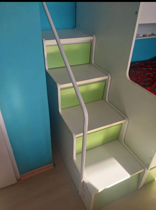 Łóżko piętrowe że schodami