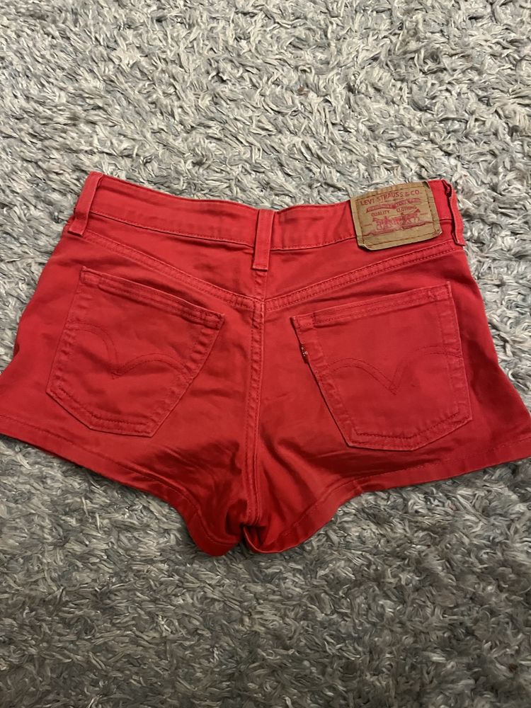 Spodenki czerowne levis