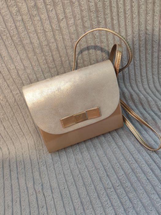 Złota kopertówka z długim paskiem