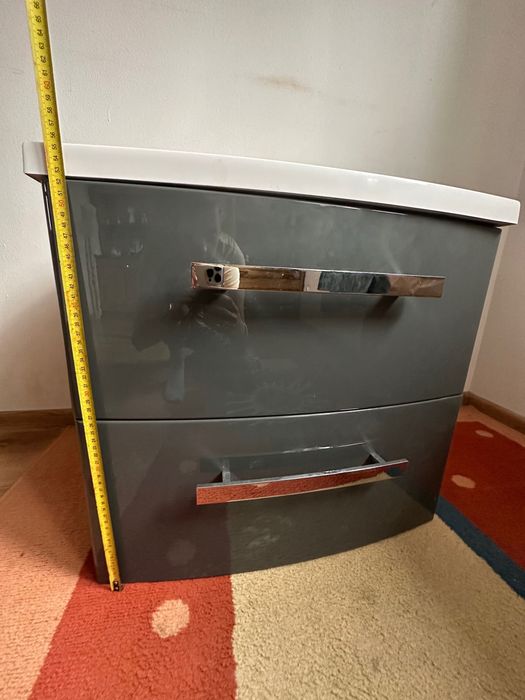 Wisząca szafka do łazienki