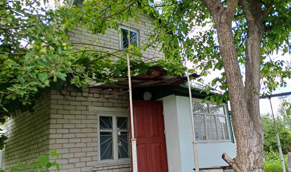 Терміново продам цегляний дачний будинок з гаражем і садом
