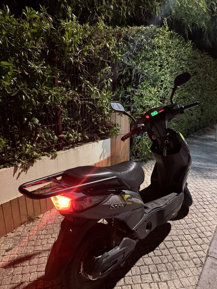 Mota eletrica com carregador e docomentos